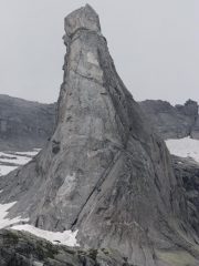 Il Dente della Vecchia, nel diedro inclinato al centro parte la via Fiorelli, mentre Polident attacca in basso a destra sul versante est
