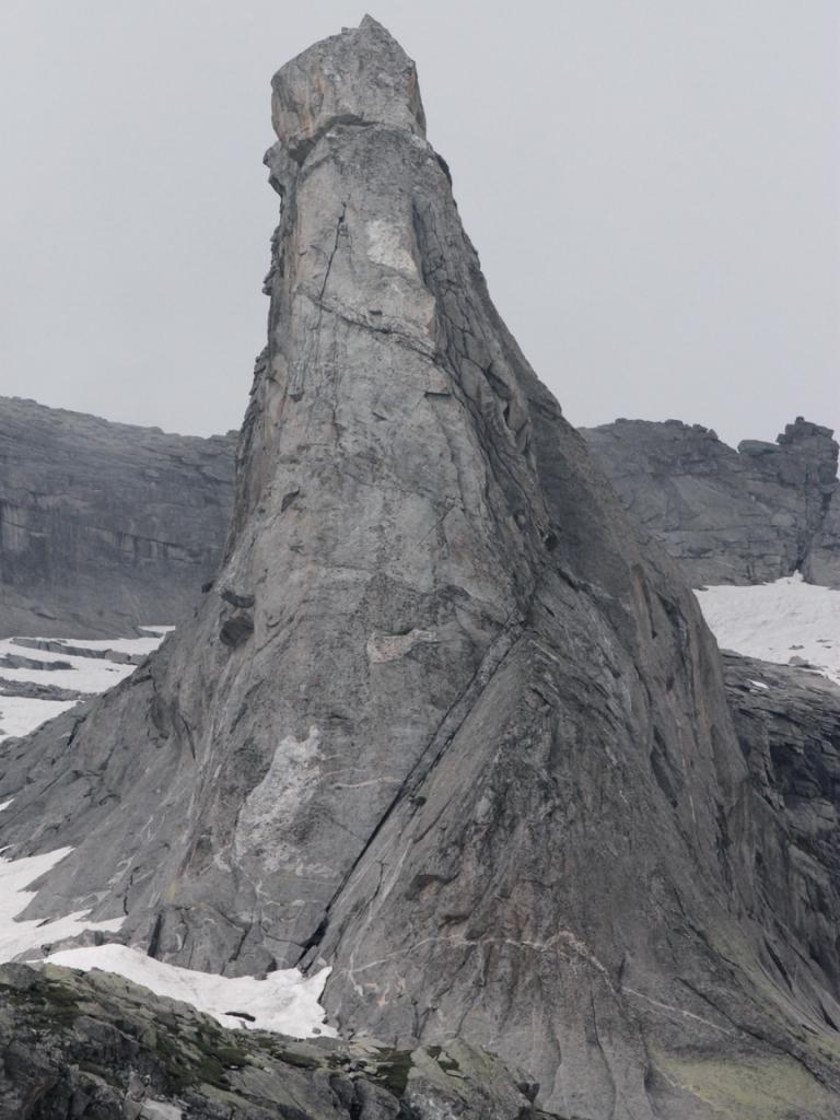 Il Dente della Vecchia, nel diedro inclinato al centro parte la via Fiorelli, mentre Polident attacca in basso a destra sul versante est