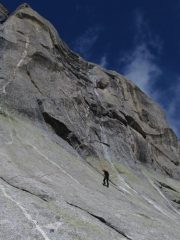 Discesa in doppia dal muro sommitale di Godzilla