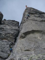 Le ultime 2 lunghezze con 2 cordate in azione