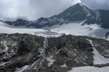 in basso a dx, scie d'agosto!!! sopra il ghiacciaio sceso sabato  
