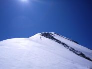 verso la vetta,due alpinisti ci precedono...