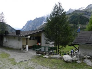 Una delle due costruzioni della Casa per Ferie del Cai Cameri