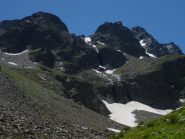 zoom da Prati del vallone, al centro, sopra al nevaio inizia il Ghiacciaio dell'Ubac in una valle sospesa