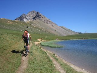 le lac Chavillon e sull sfondo l'Aiguille Rouge