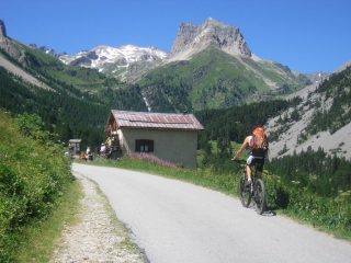 sullo sfondo il Tabor, Petit e Grand Seru 
