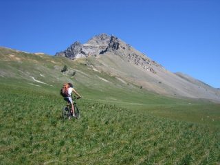 la parte alta del Vallon des Thures; sulla sinistra il sentiero da percorrere