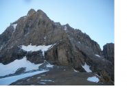 Il Todi da ovest di profilo sulla dx corre la via di salita alla vetta..