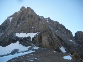 Il Todi da ovest di profilo sulla dx corre la via di salita alla vetta..