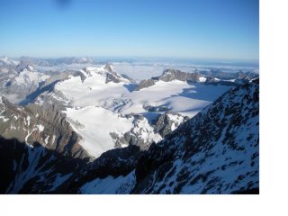 Uno scorcio della parete salita..lo Scharhorn spicca al centro oltre l'Hufifirn..
