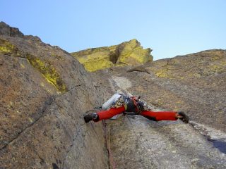 Chiara attacca il diedro di L7 della Mellano-Perego