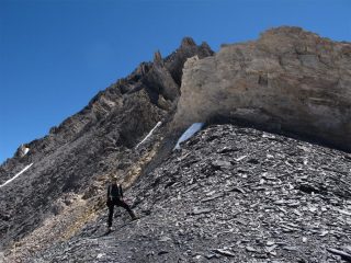 Ritorno al colle con alle spalle la cresta percorsa