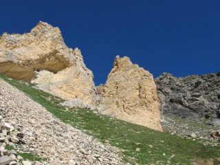 Gli affioramenti calcarei sul sentiero