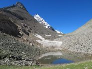 Nei pressi del colle Punta Crevasse, Grivola e laghetto