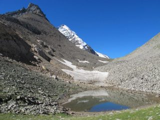 Nei pressi del colle Punta Crevasse, Grivola e laghetto