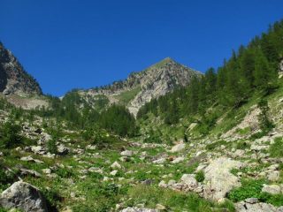 Il vallone comincia ad aprirsi