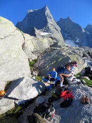 Il bivacco 5 stelle al cospetto del Badile