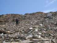 Risalendo il ripido pendio di sfasciume