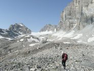 Percorrendo la lunga morena ai piedi della Granta Parei