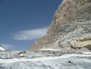 Nell'aggirare i crepacci sulla destra prestare attenzione alle scariche dalla parete