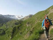 Avvicinamento sul lungo sentiero, in sfondo le punte Basei, Busson e Galisia 