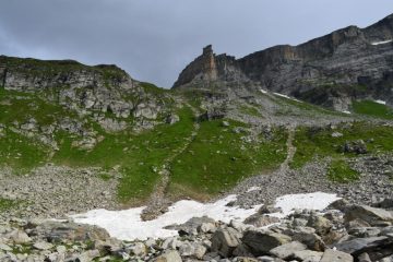 il percorso per il Passo di Boccareccio a sinistra della Torre Vitali