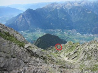 Dalla cresta finale, verso il versante sud, nel cerchio l'uscita del canalone