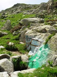 dopo quella del rifugio, l'unica fonte si trova nel vallone collalunga appena sotto le casermette