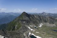 il Cornour visto dal Passo Roux: molto ben visibile la strada che scende dalla Cialancia e seguendo la cresta si porta ai piedi del Cornour