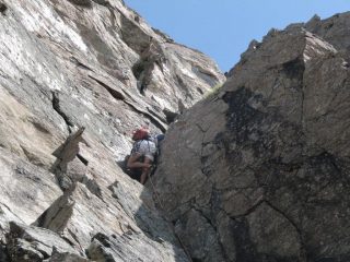 Giacomo all'uscita del diedro protetto da 2 cordini (7° tiro)