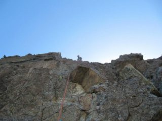 finalmente si sbuca in cresra al sole. Roccia bellissima e aerea.