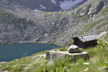 La casa dei guardaparco e sullo sfondo il lago