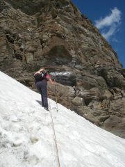 La corda di sicurezza piazzata nel traverso innevato