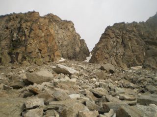 tra sfasciumi e lingue di neve