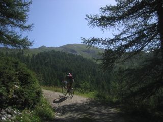 sullo sfondo i pendii del Morefreddo