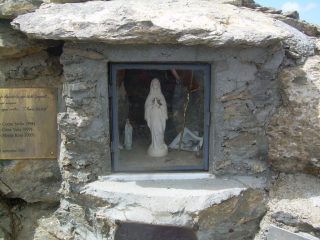 Madonnina poco sotto la croce.