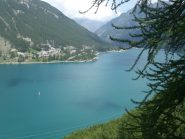 Quasi a Pouvens ci si affaccia sul lago di Ceresole