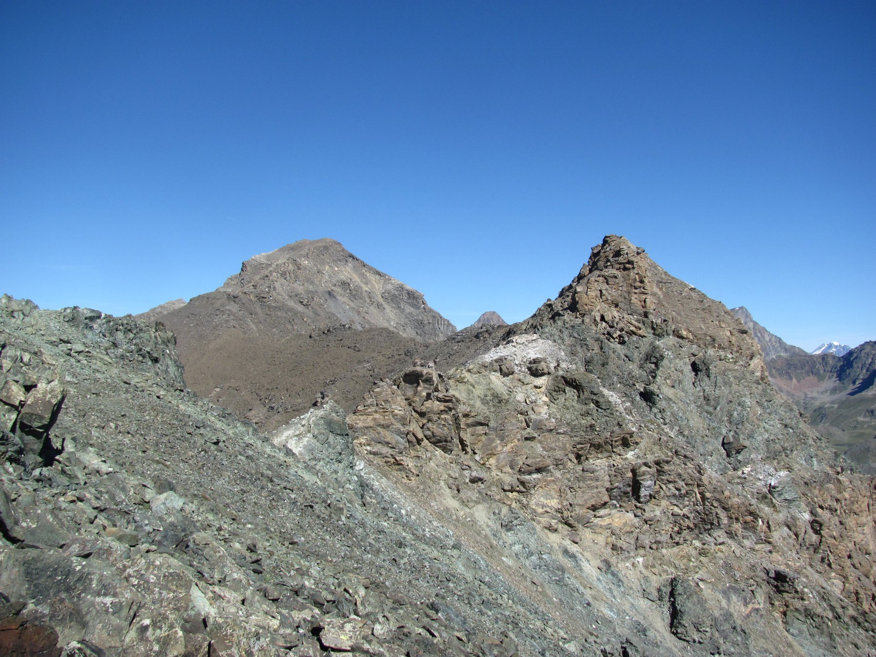 La cima della Penne Blanche, con parte della cresta percorsa