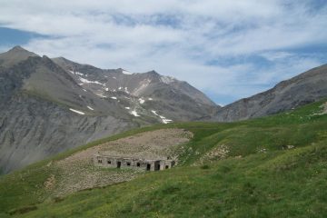 Caserma ricovero; sullo sfondo: il colle del Frejus.