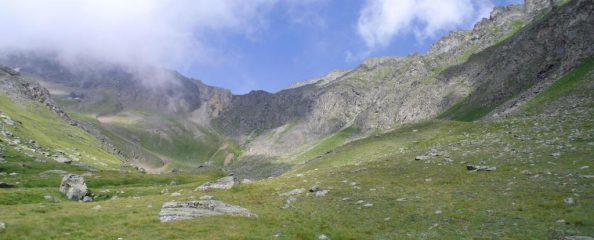 nel vallone del Trajo,al centro il colle omonimo...