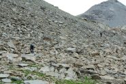 traversando una vasta pietraia durante il giro ad anello in discesa (7-8-2013)