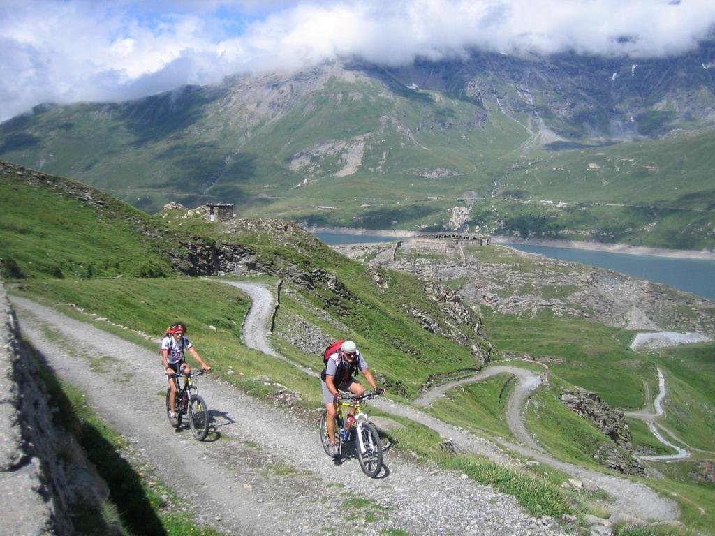 sullo sfondo: forte Varisello e lago del Moncenisio.