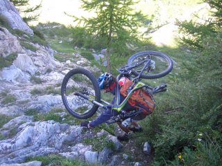 il tratto ripido che richiede attenzione e mtb in spalla