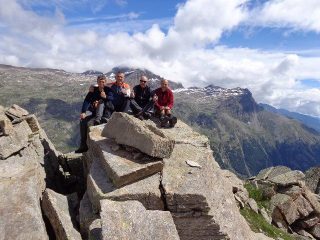 allegra compagnia alla cima della costiera
