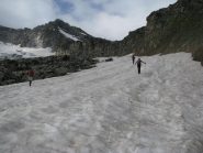 Salendo sui nevai sotto la Costiera dell'Uja