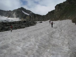 Salendo sui nevai sotto la Costiera dell'Uja