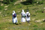 Le tre suore in contemplazione al lago basso