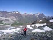 vicini all'ometto che indica la traccia per il Colle Basei...(in discesa Giancarlo lo rinforzerà a dovere...)