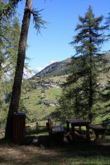 ...UNO DEI PUNTI ATTREZZATI PER IL PICNIC LUNGO LA PODERALE PER CHAMOIS...