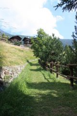 ...IL SENTIERO CHE SALE ALLA CHIESA DI LA MAGDALEINE...